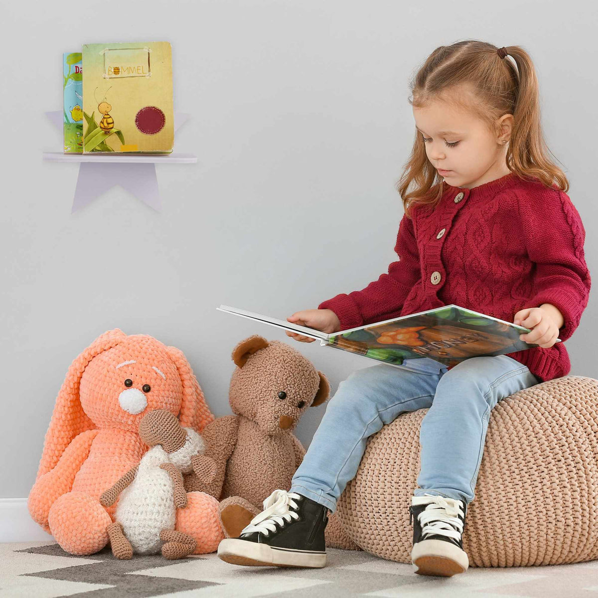 Wall shelf with stars for the children's room