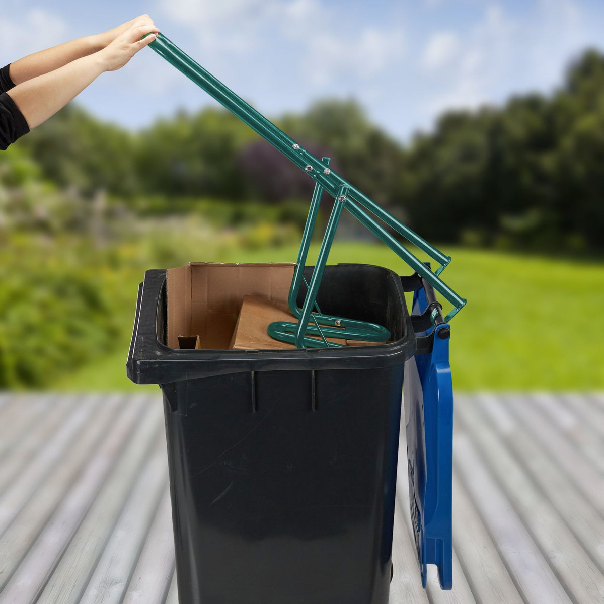 Waste compactor for the dustbin