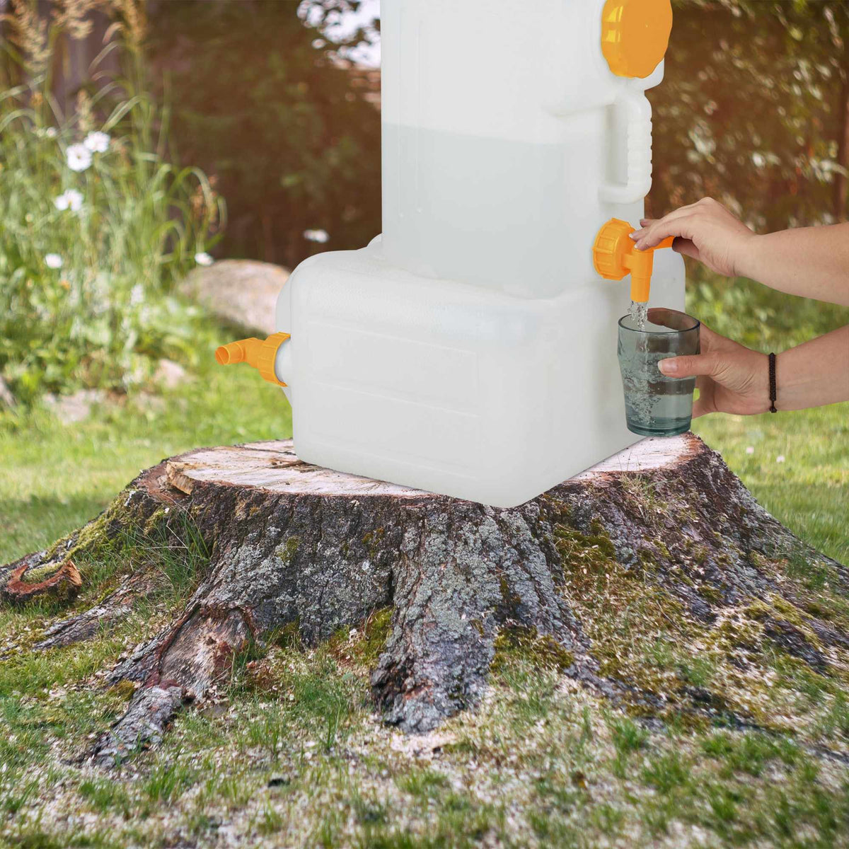 Water tank with faucet