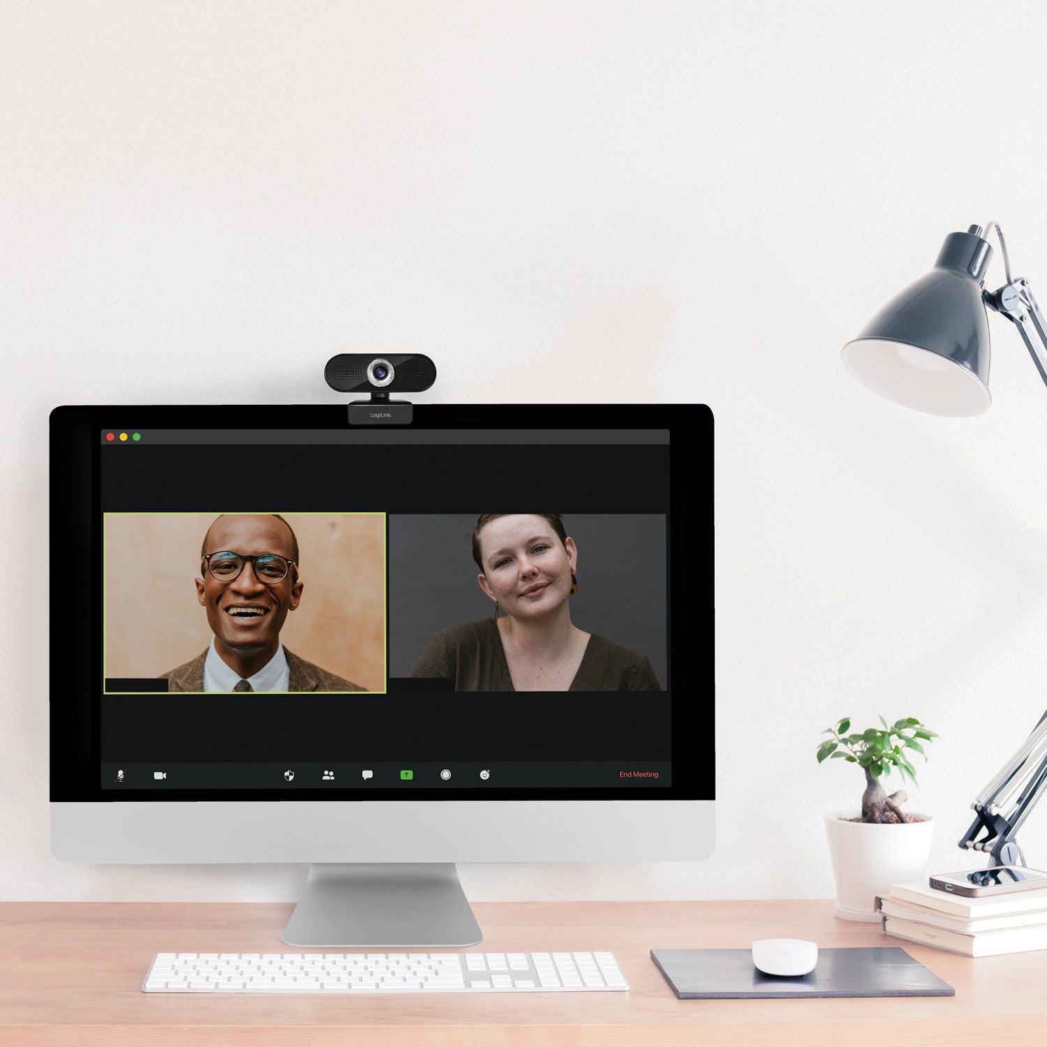 Webcam HD 1080p with built-in microphone