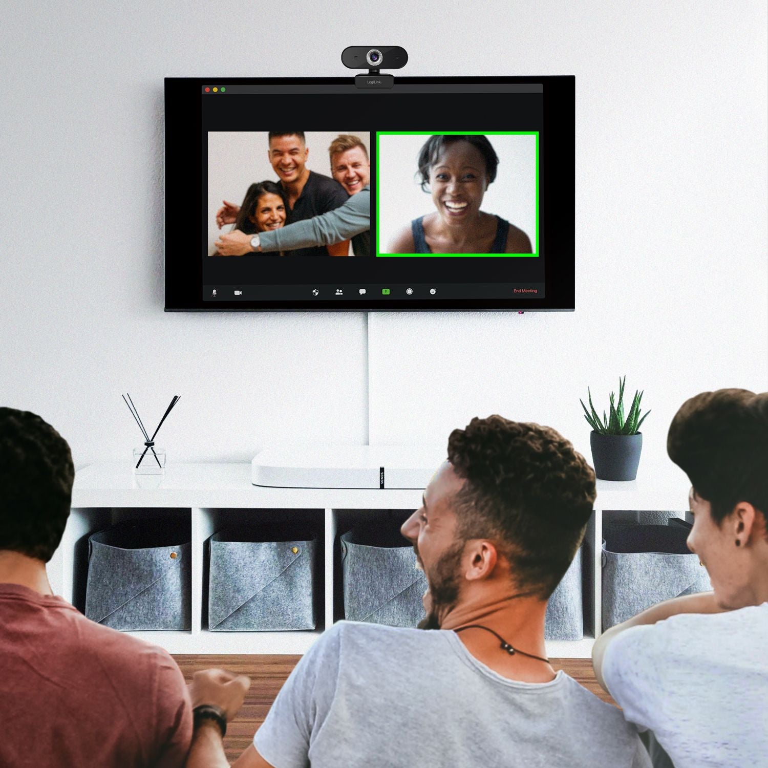 Webcam HD 1080p with built-in microphone