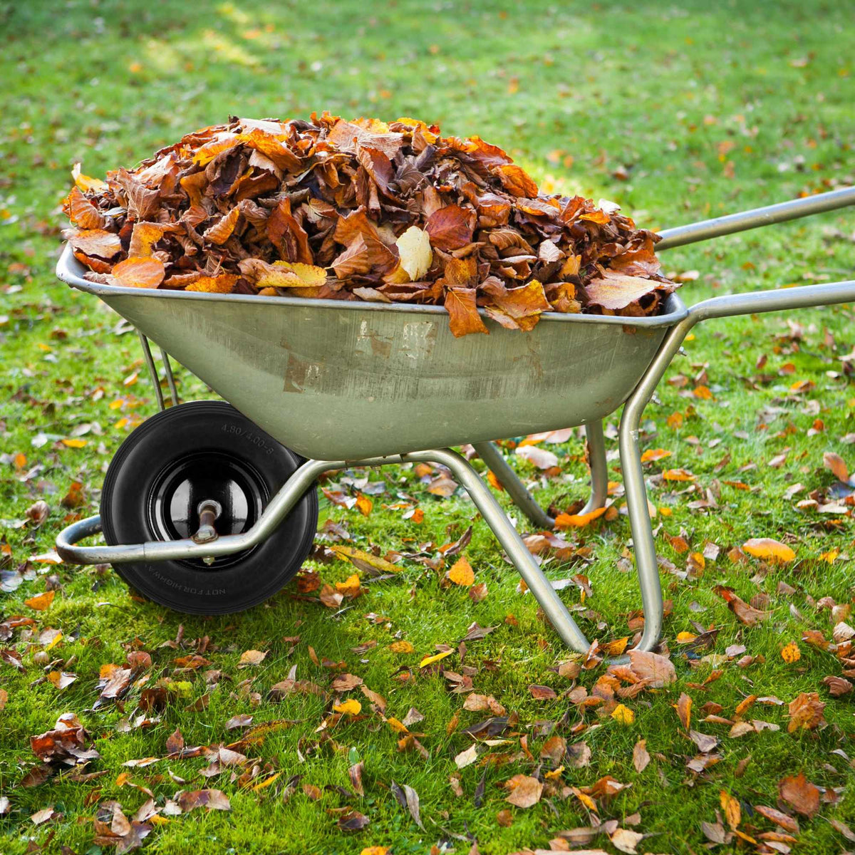 Wheelbarrow wheel made of solid rubber with axle