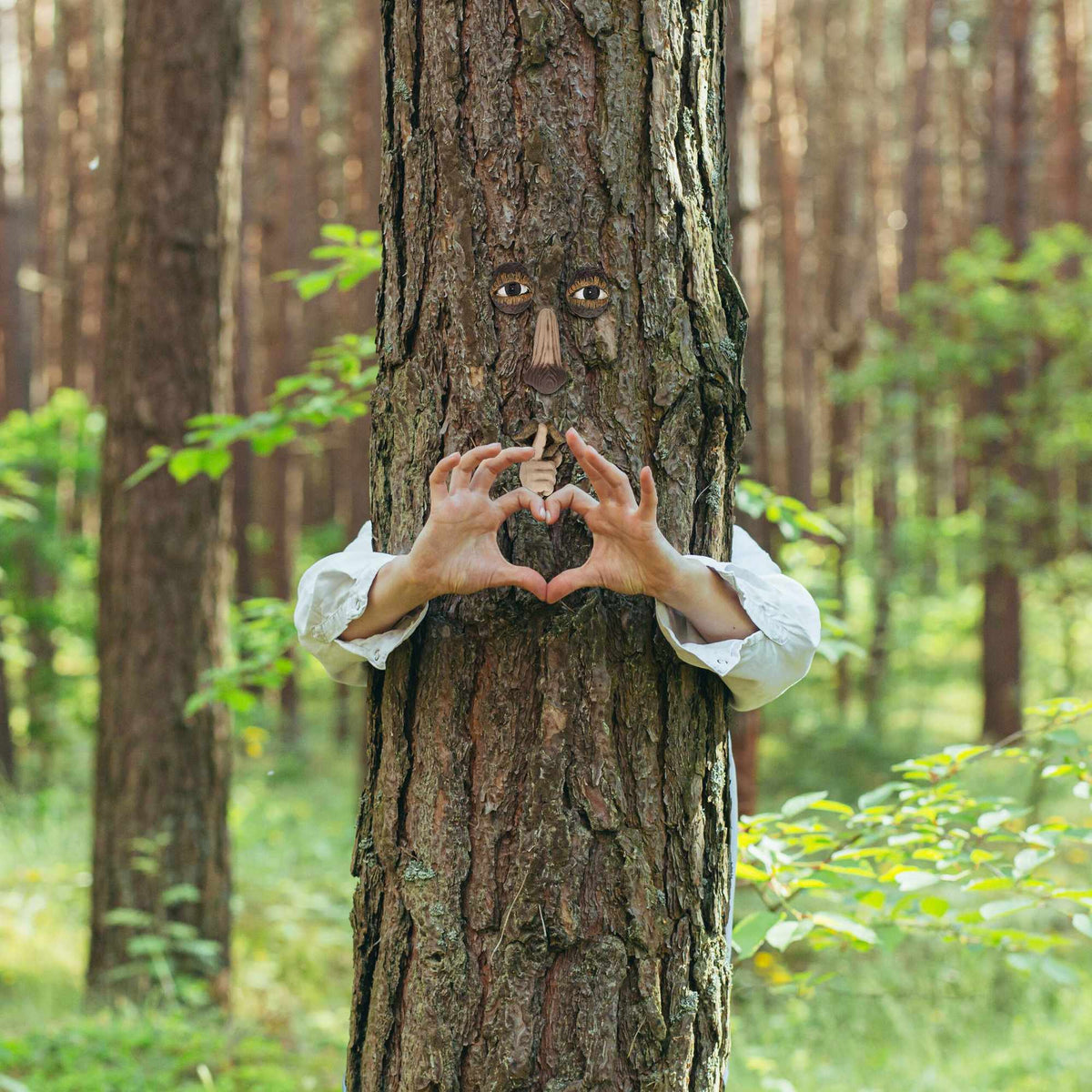Wooden face with resting gesture