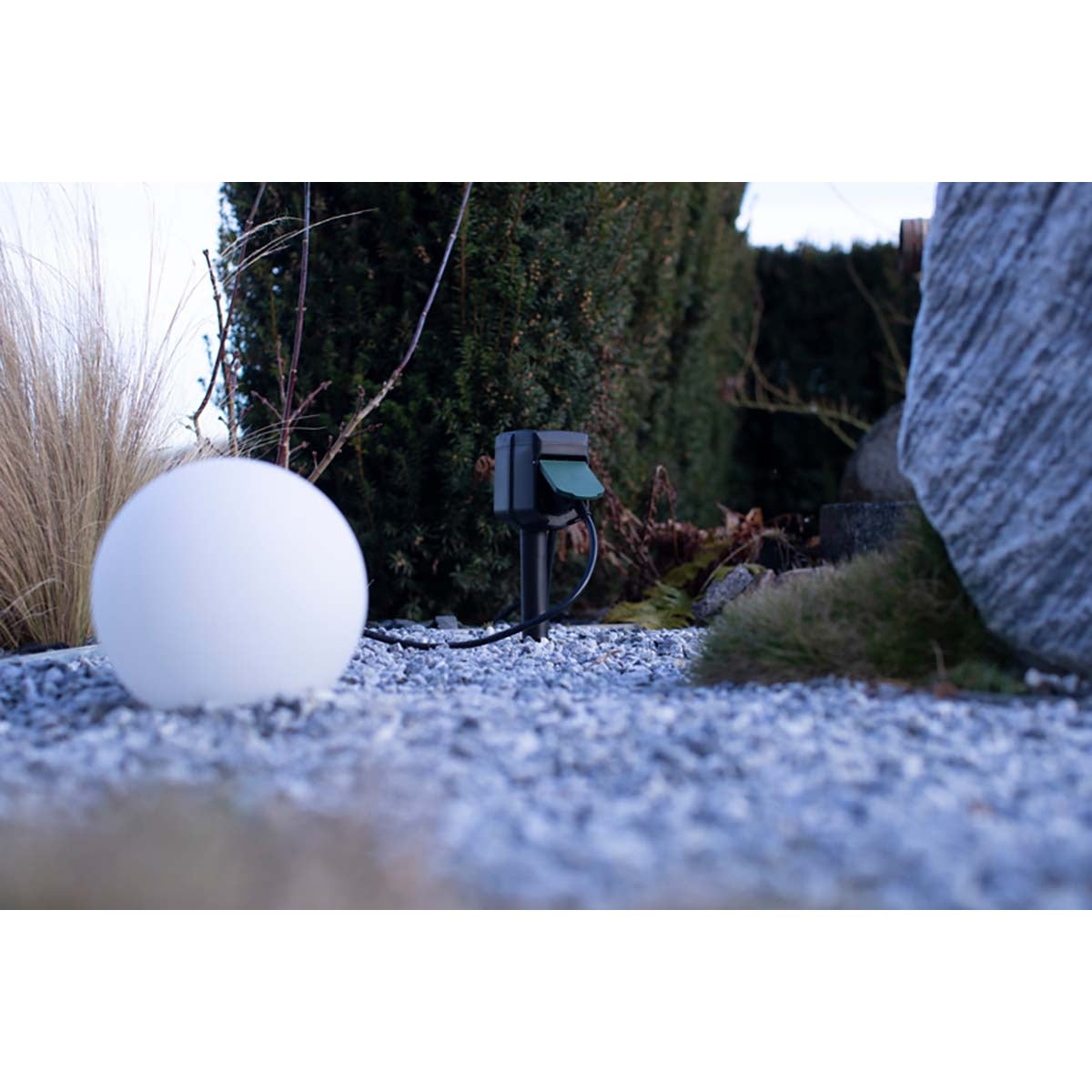 brennenstuhl®Connect smart outdoor socket 2-way / smart outdoor socket IP44 with earth tip and mounting plate