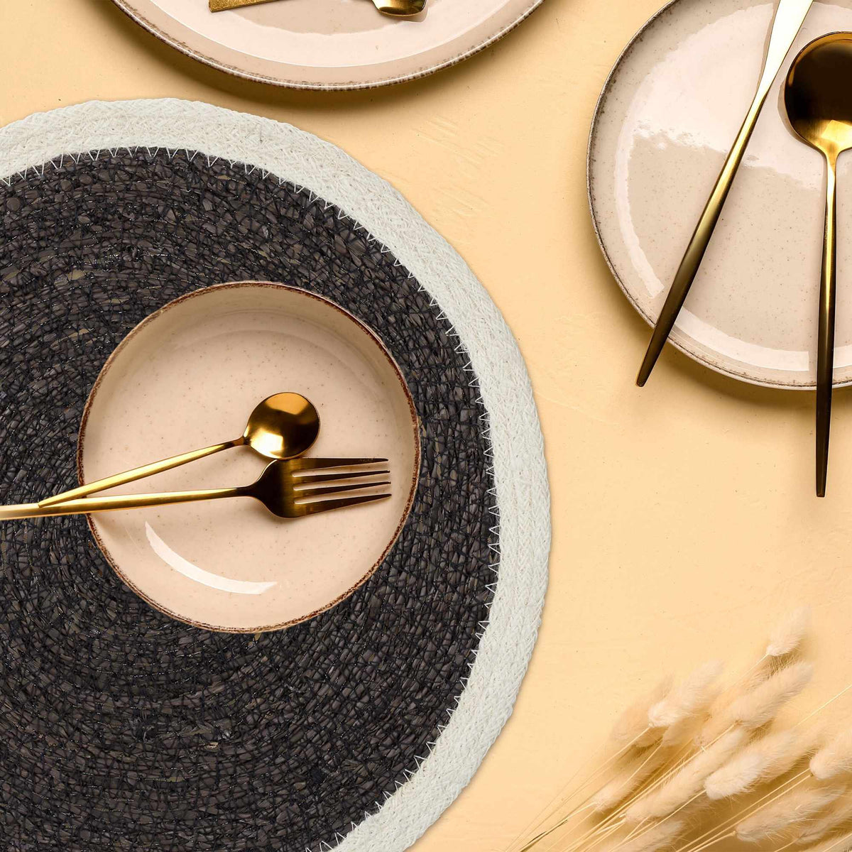 table set in 6 parts made of seaweed